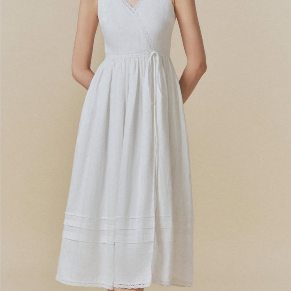 Elegant White Sleeveless Dress